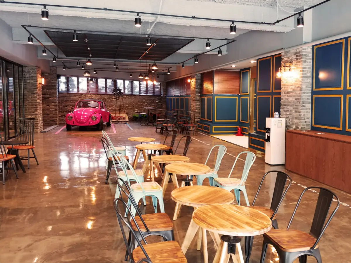 핑크 클래식카가 있는 레트로 감성 분당카페